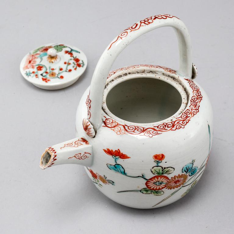 A Japanese 'kakiemon style' teapot, Edo period, circa 1700.