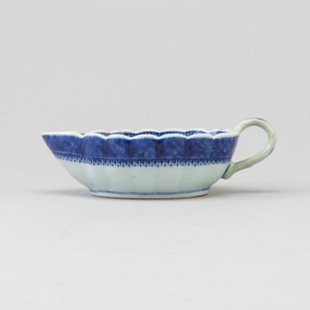 A blue and white export porcelain saucer, Qing dynasty, Qianlong (1736-95).