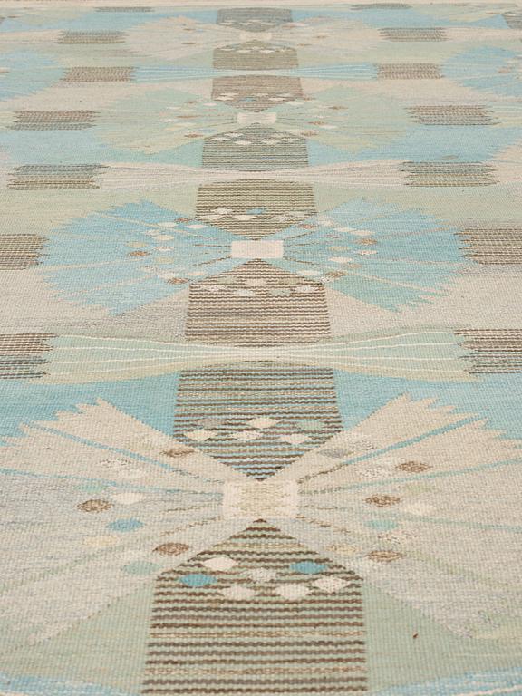 CARPET. "Park, blå och grön". Flat weave. 361,5 x 278 cm. Signed AB MMF BN.