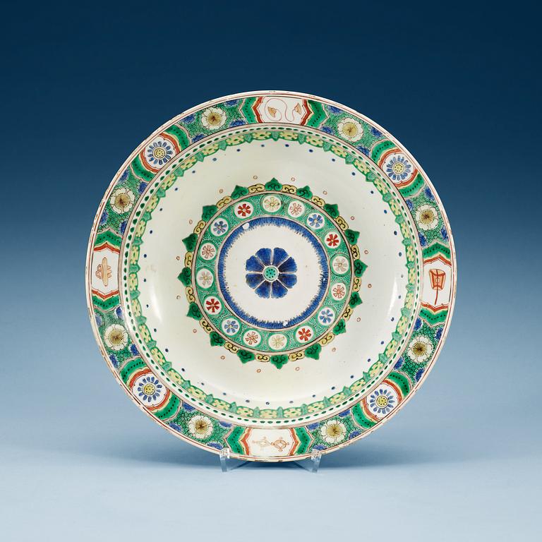 A famille verte charger, Qing dynasty, Kangxi (1662-1722).