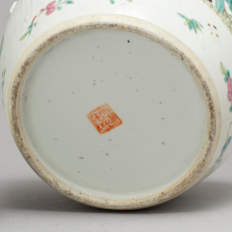 BURK med LOCK, porslin. Qingdynastin, omkring 1900.