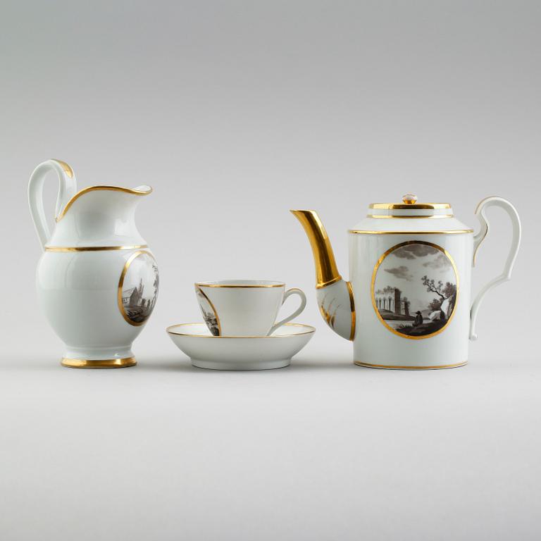KAFFEKANNA, TILLBRINGARE SAMT KOPP MED FAT, porslin, empirestil, 1800-/1900-tal.