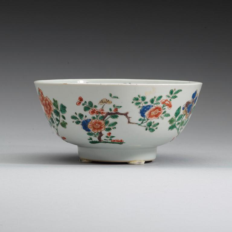A famille verte bowl, Qing dynasty Kangxi (1662-1722).