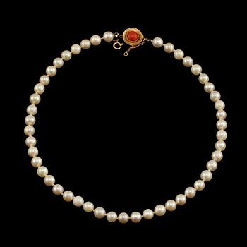 COLLIER, odlade pärlor samt lås i 18 k guld med korall, utländska stämplar.