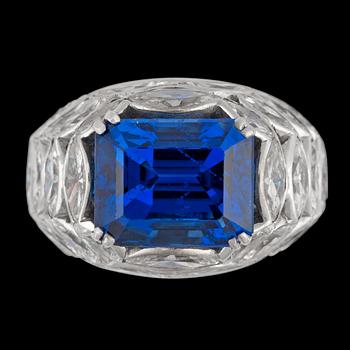1218. A magnificent step cut blue sapphire, 9.47 cts, and brilliant cut diamond ring.