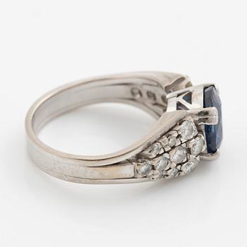 Ring 18K white gold with sapphire and brilliant-cut diamonds.