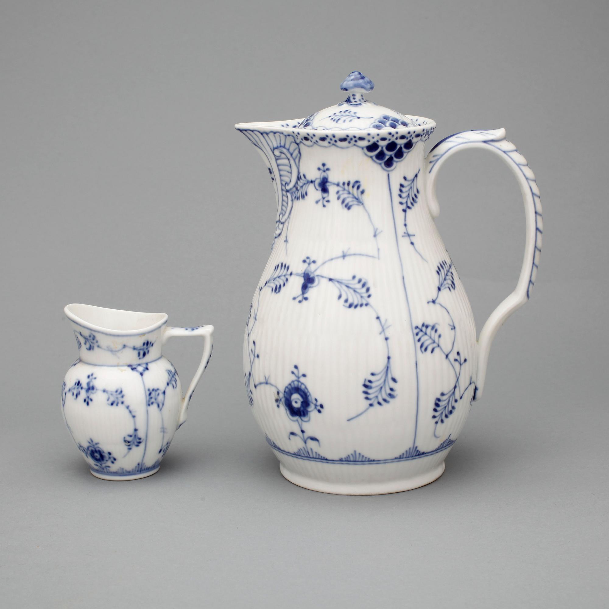 MATSERVIS, 74 delar. Porslin. Musselmalet. Royal Copenhagen.