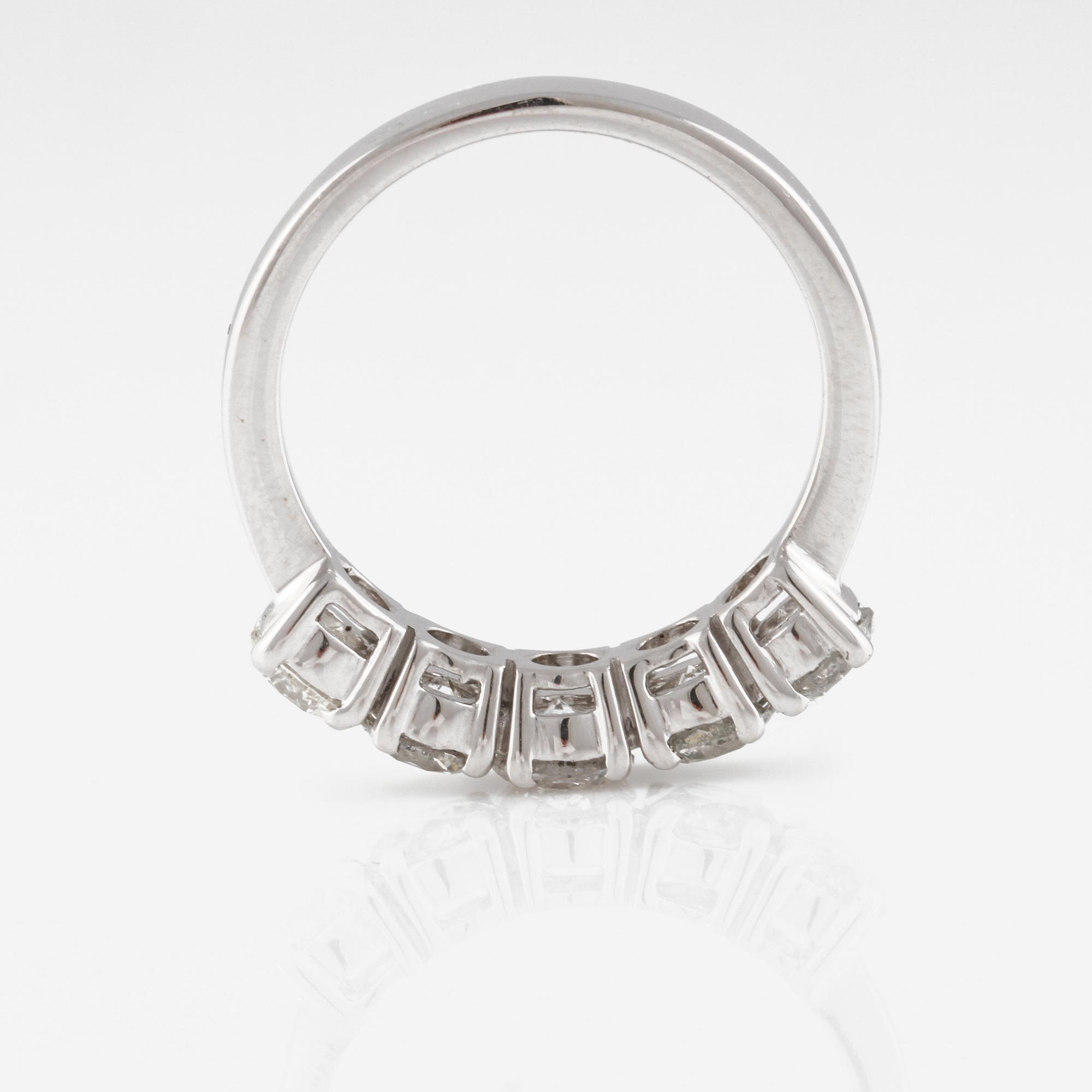 RING, 18K vitguld med briljantslipade diamanter ca 1.60 ct. Vikt 4,7 gram.
