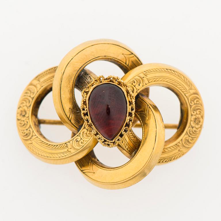 A BROOCH, cabochon cut garnet, 14K gold.