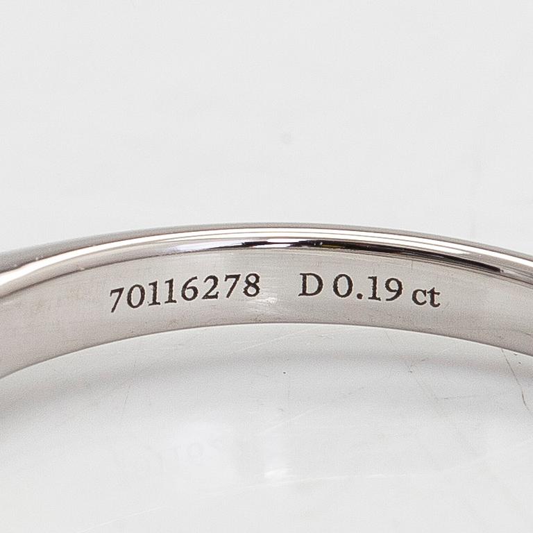 Tiffany & Co, ring, solitär, platina med en briljantslipad diamant 0.19 ct enligt gravyr.