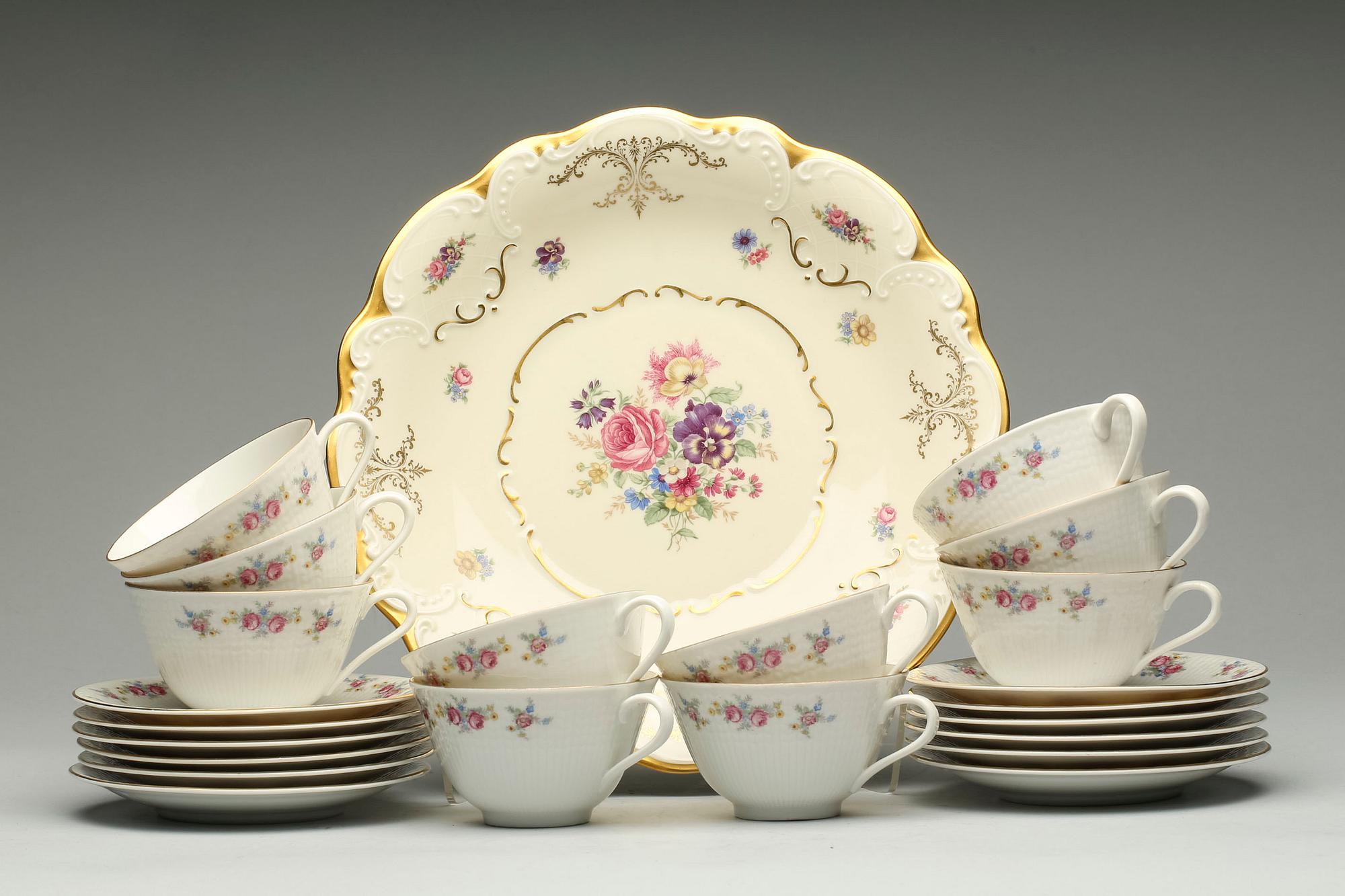 TEKOPPAR med FAT, 10 delar, porslin, "Swedish grace", Louise Adelborg, Rörstrand samt KAKFAT, porslin, Rosenthal.