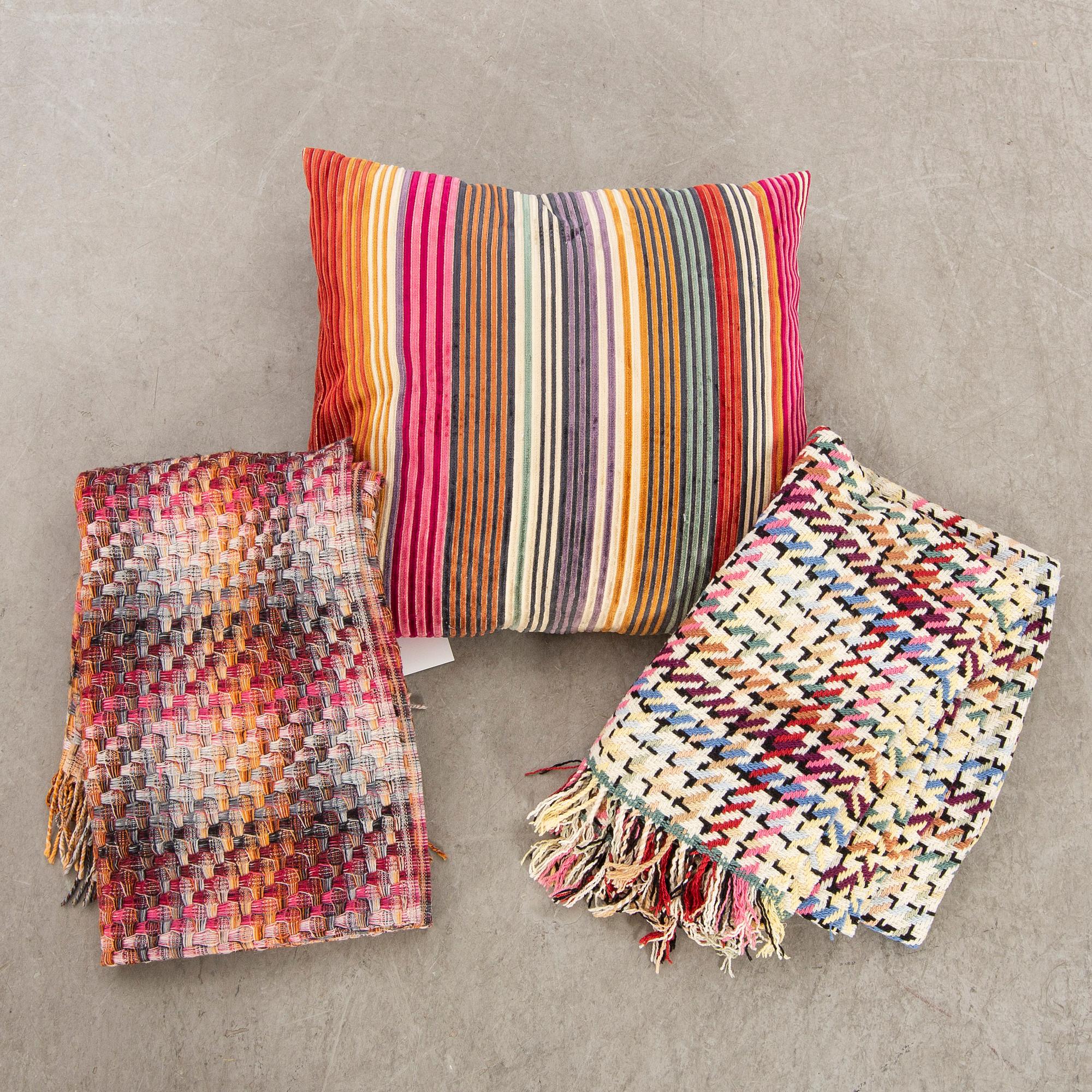 Ottavio Missoni, plädar 2 st samt kudde.