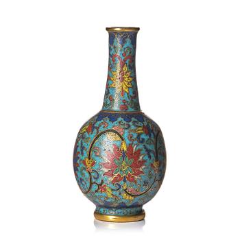1044. Vas, cloisonné. Qingdynastin, med Qianlongs märke och period (1736-95).