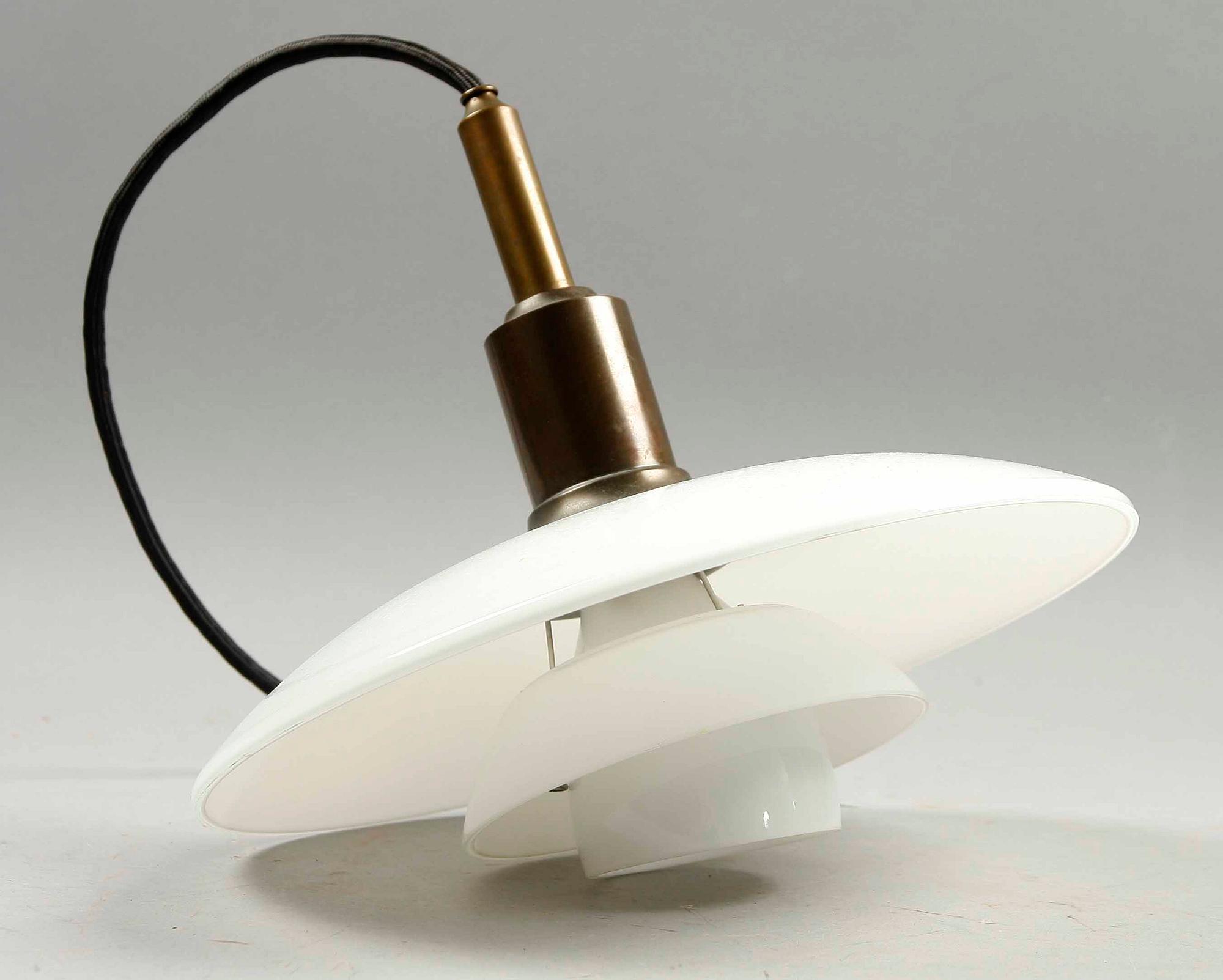 TAKLAMPA, 3/2 PH Pendeln. Design Poul Henningsen för Louis Poulsen. Danmark.