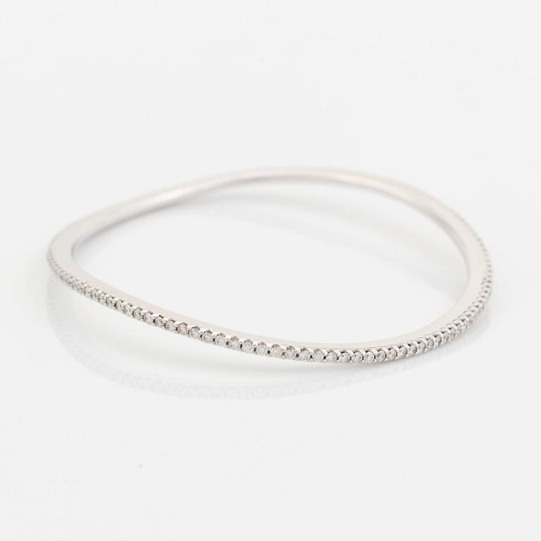 Ole Lynggaard armring "Love" 18K vitguld med runda briljantslipade diamanter, design Charlotte Lynggaard.