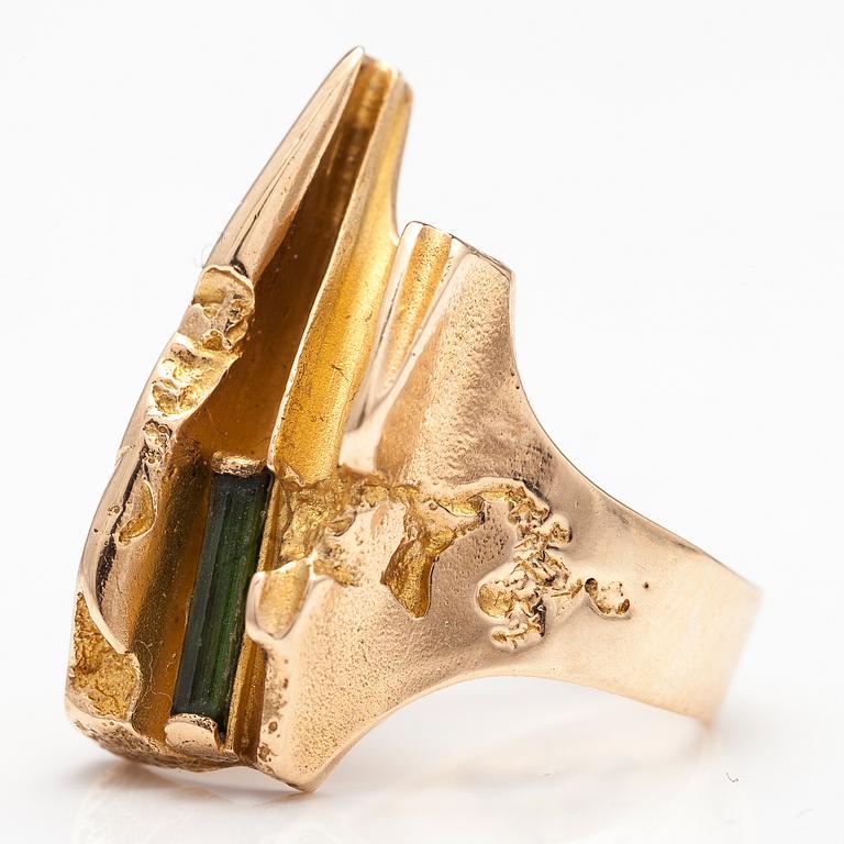 BJÖRN WECKSTRÖM, A 14K gold ring "Tourmaline river" with a tourmaline. Lapponia 1973.