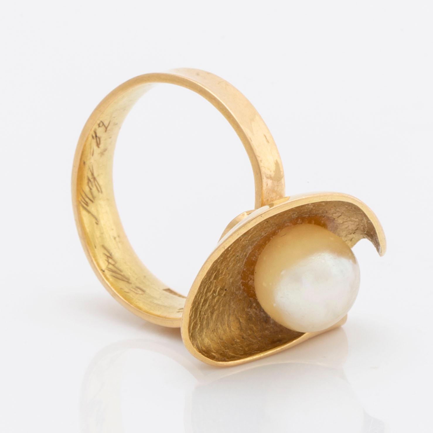 ELON ARENHILL ring 18K guld med 1 odlad pärla ca 9 mm Malmö 1982, total vikt 10,7 g.