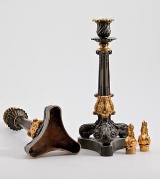 LJUSSTAKAR, ett par, brons. Senempir, 1800-tal.