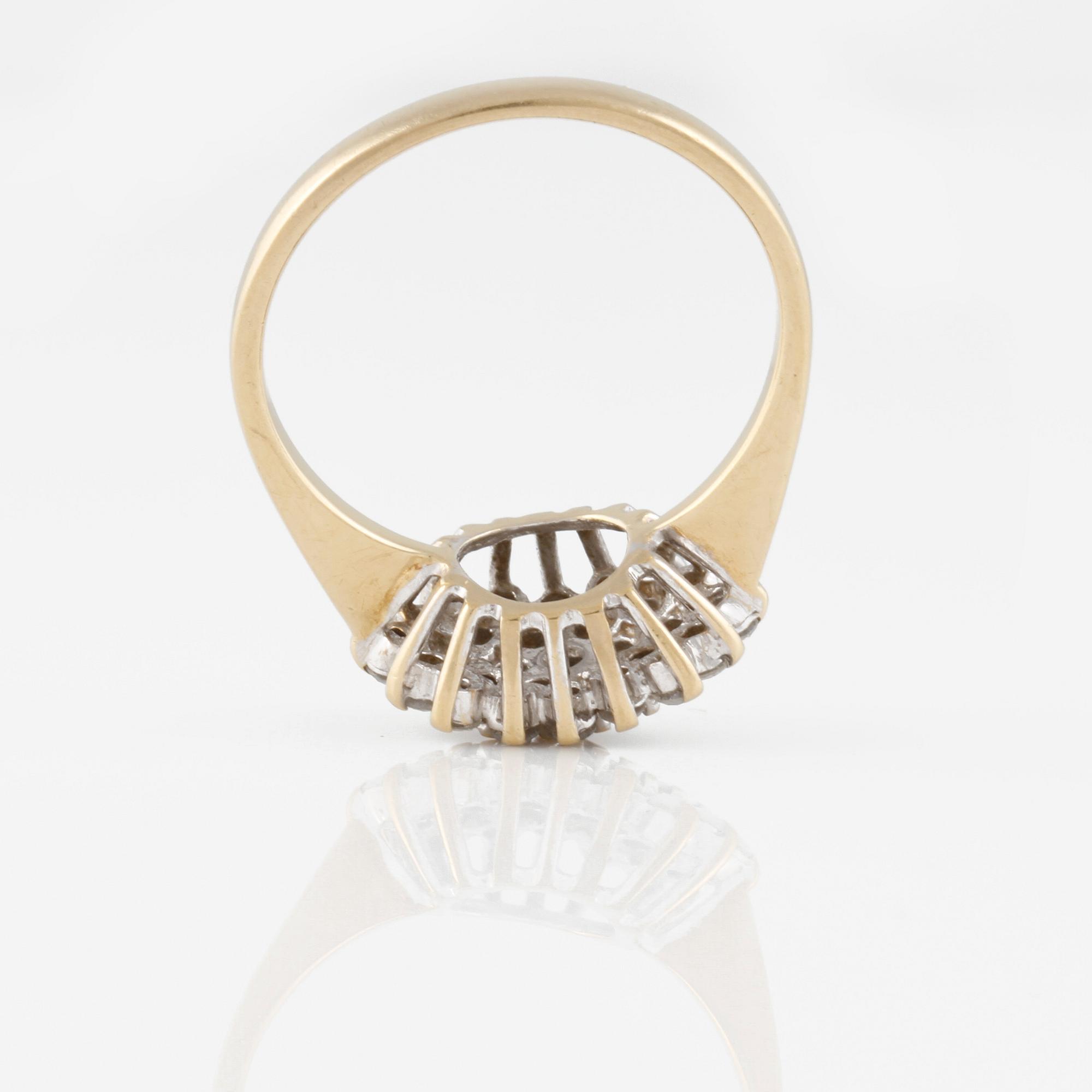 RING, 18K guld med briljantslipade diamanter 0.50 ct. diamanter. Vikt 3,6 gram.