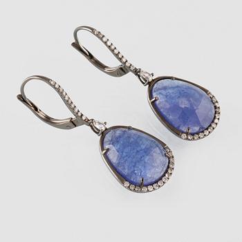 ÖRHÄNGEN, 8K guld med briljant och fasettslipade diamanter samt fasettslipade tanzaniter, ca 15.90 ct, Vikt 8 gram.