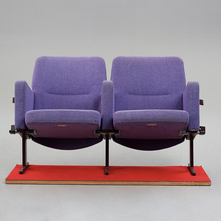 HANS J WEGNER, ett par biografstolar, "GE30", Getama, Danmark, 1970-tal.