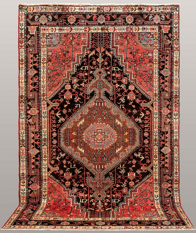A Hamadan rug, approx. 305 x 185 cm.
