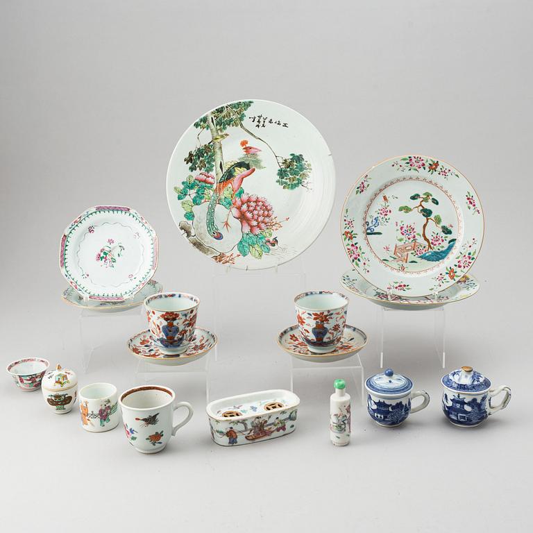 A group of 14 blue and white, famille rose and imari porcelain objects, Qing dynasty, 18th-19th century.