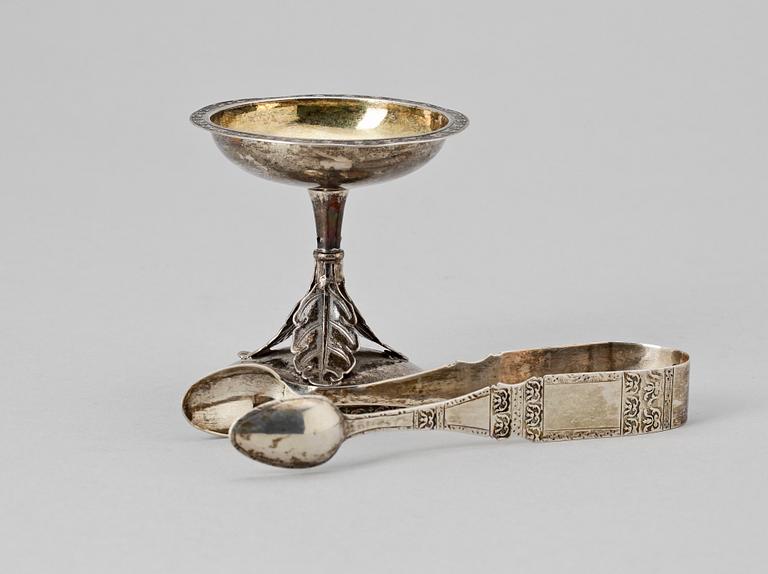 SALTKAR samt SOCKERTÅNG, silver, bla Johan Fredrik Hollman, Skänninge, 1811. Tot vikt ca 90g.