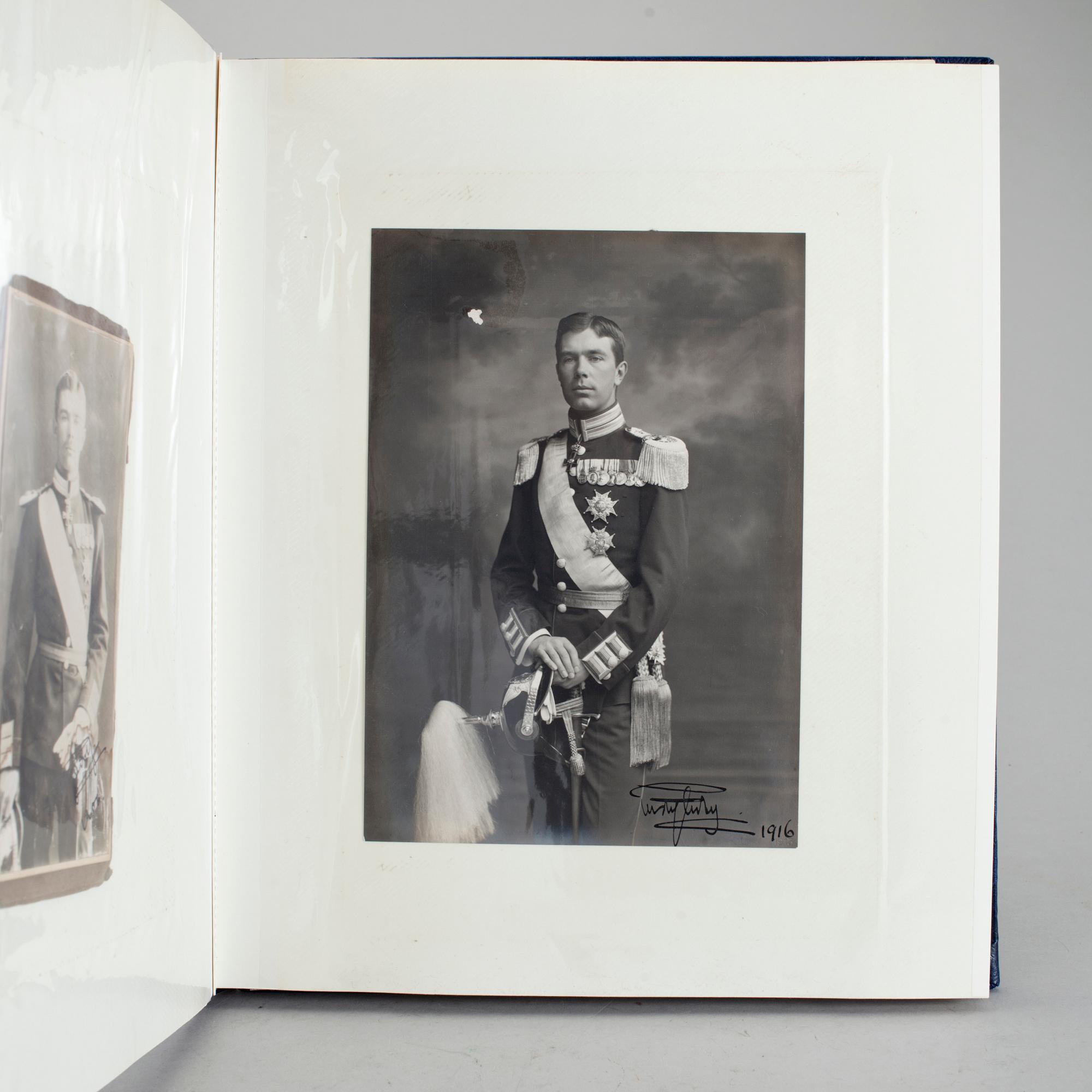 KUNGLIGA BILDER OCH FOTON, bla två egenhändigt signerade av Kung Gustaf V resp två av Kronprins Gustaf Adolf.