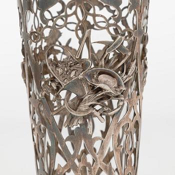Vaser, ett par, silver och glass, London 1907.