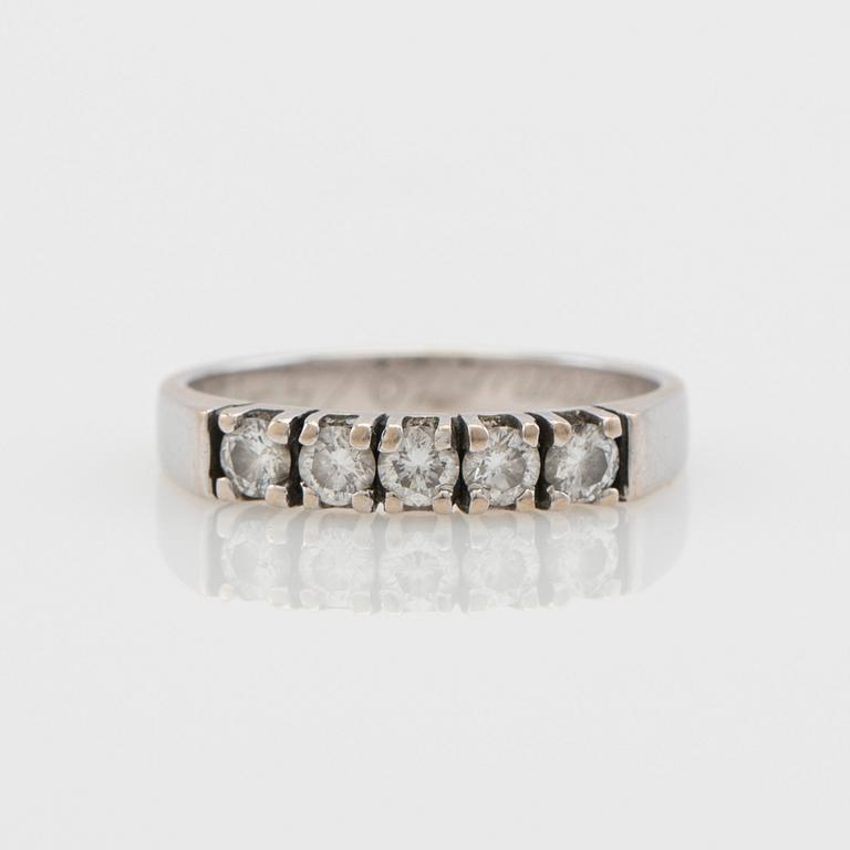Ring, 18K white gold with brilliant-cut diamonds.
