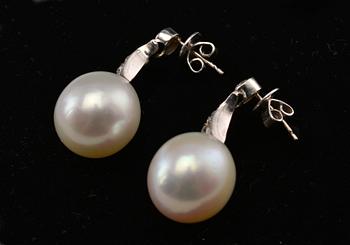 A PAIR OF EARRINGS, south sea pearls 13 mm, brilliant cut diamonds c. 1.30 ct. 18K white gold.