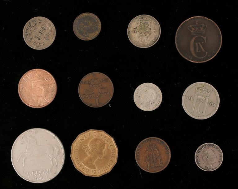 PARTI MYNT samt FRIMÄRKEN, 98 st, de mesta Sverige, 1800-1900-tals.