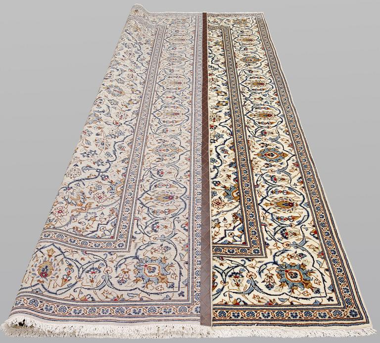 A Keshan carpet, approx. 306 x 193 cm.