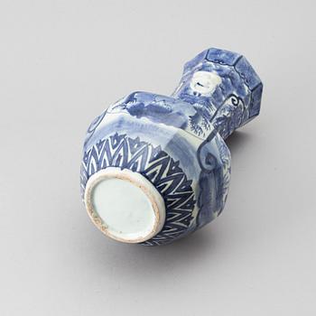 A blue and white Japanese vase, Meiji period (1862-1912).