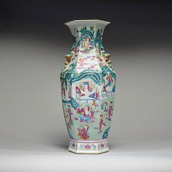 357. A famille rose vase, Qing dynasty, 19th Century.