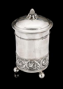 BÄGARE MED LOCK, silver, jugend, CG Hallberg Stockholm 1920. Tot vikt ca 635 gram.