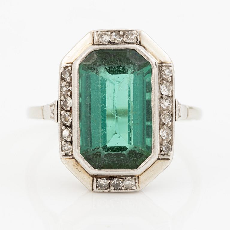 Ring 14K vitguld med grön turmalin och åttkantslipade diamanter.