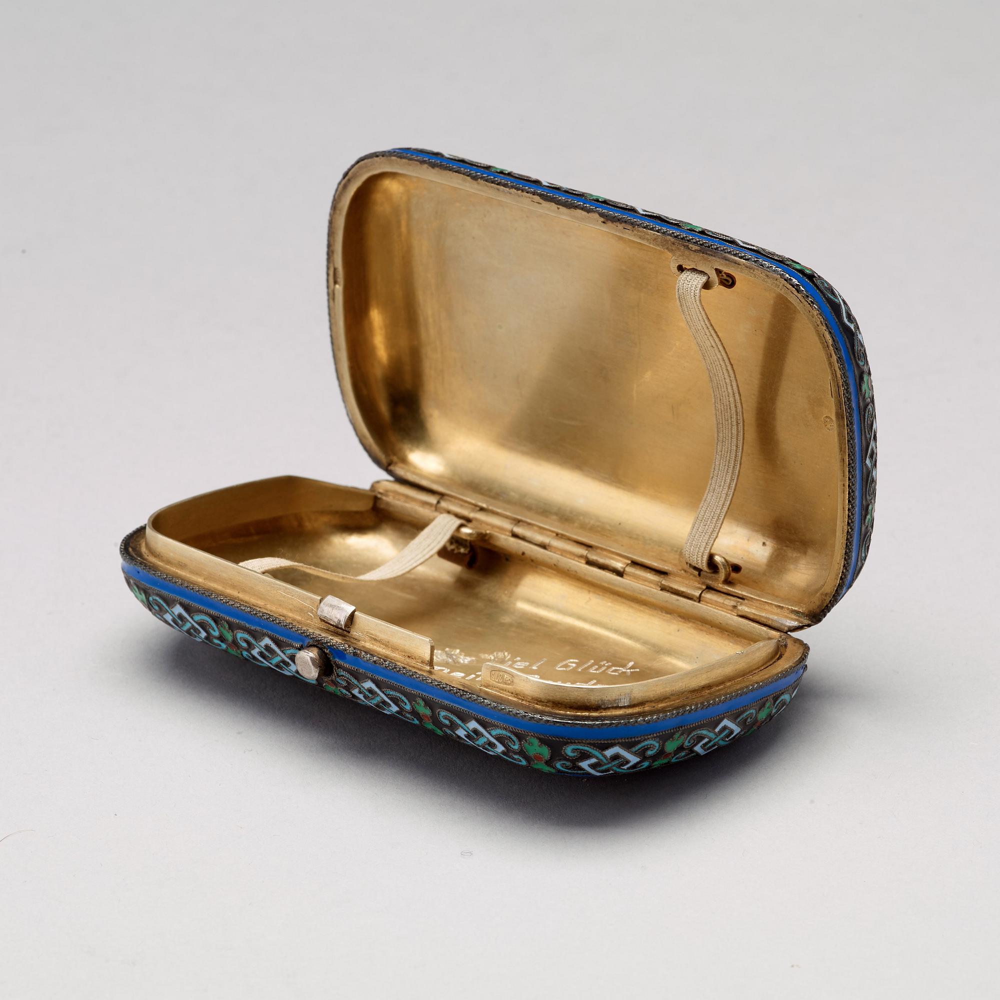 Ovchinnikov, cigarettetui, silver och emalj, Moskva 1800-talets slut. Hovleverantösstämpel.
