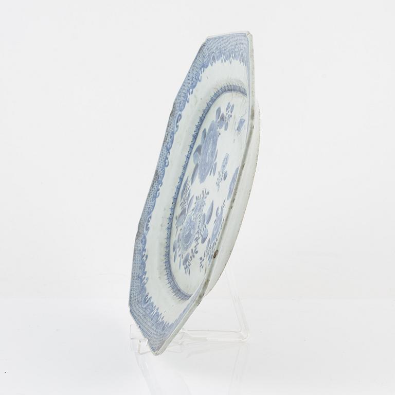A blue and white serving dish, Qing Dynasty, Qianlong (1736-95).