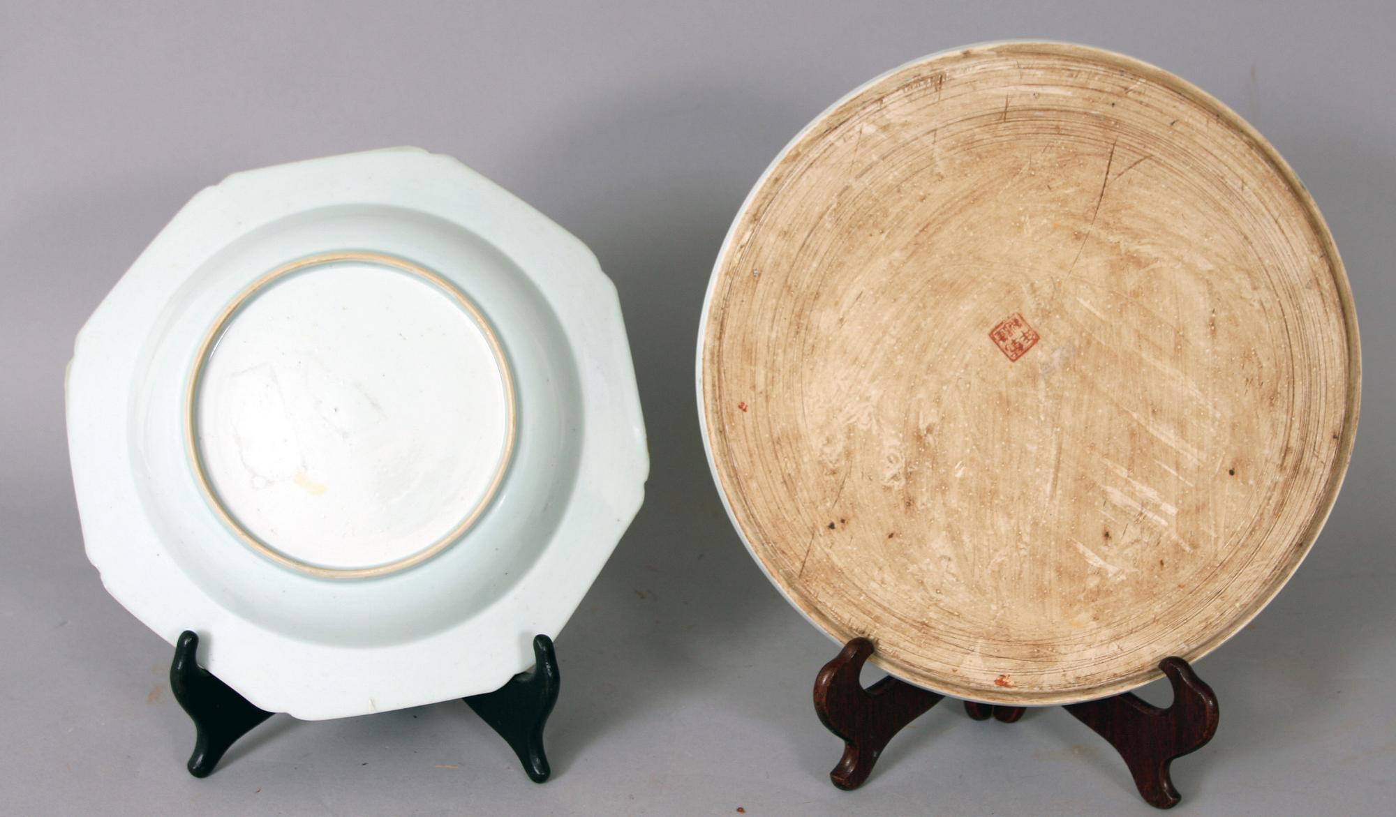 DJUP TALLRIK samt FAT, porslin, Kina, 1700- resp 1900-tal.