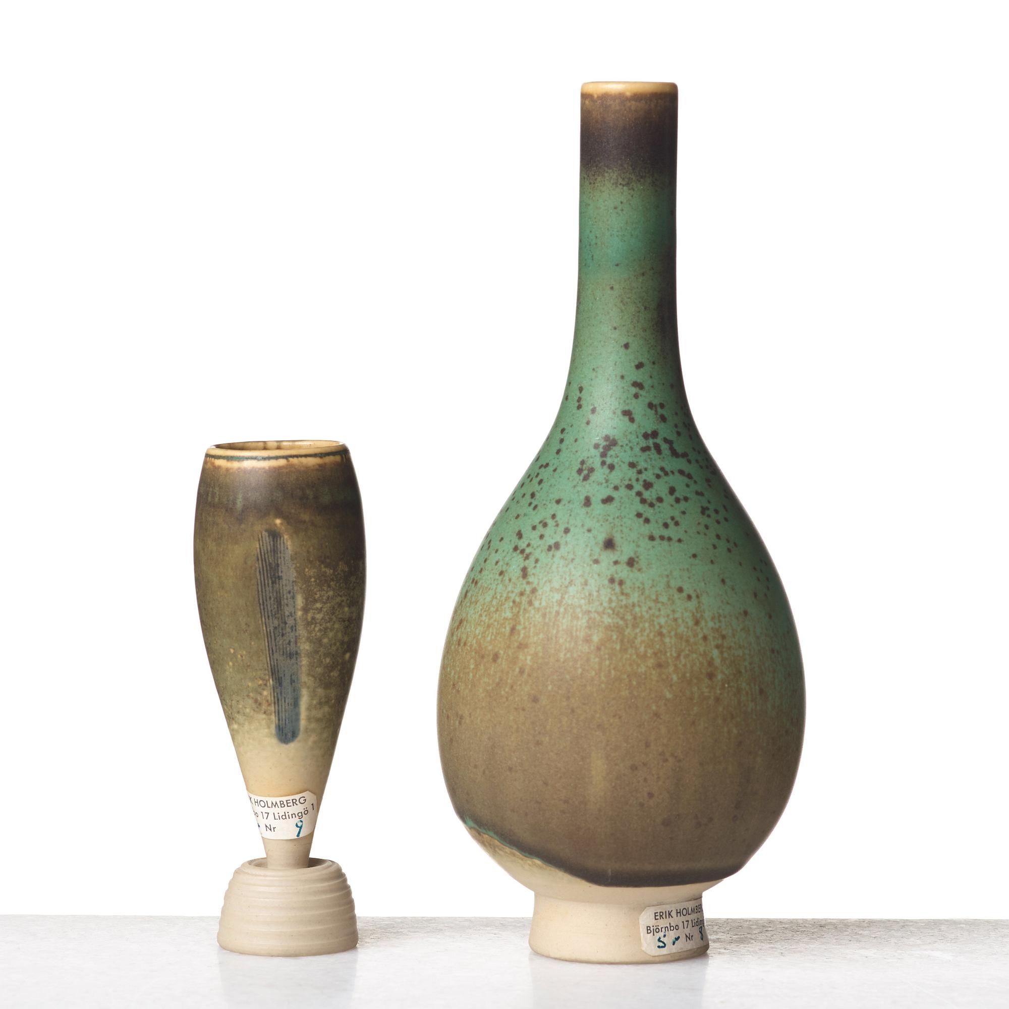Wilhelm Kåge, vaser, 2 st, fat och plakett, "Farsta", Gustavsbergs studio 1949-56.