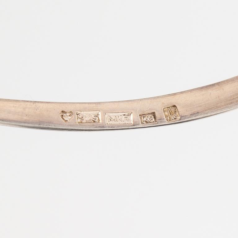 Halsband och ring, sterlingsilver, spektroliter. Kaunis koru, Helsingfors 1987.