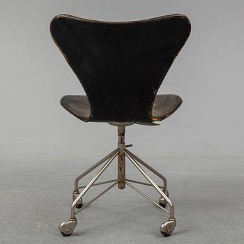 A 'Serie 7' office chair by Arne Jacobsen for Fritz Hansen. Designed 1955.