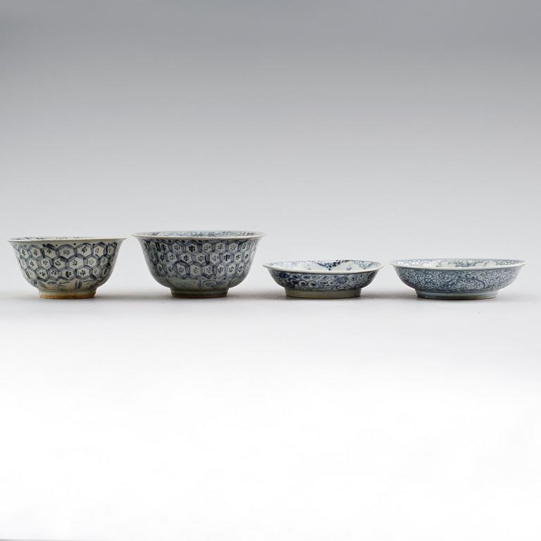 SKÅLAR, 2 st samt FAT, 2 st, porslin, Kina, Ming 1400-/1500-tal.