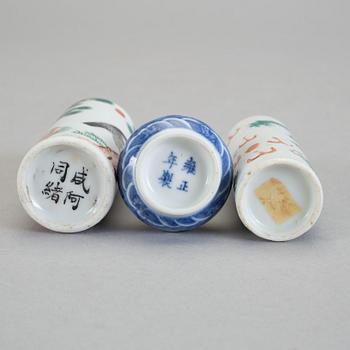 SNUSLFLASKOR, tre stycken, porslin. Kina, 1900-tal.