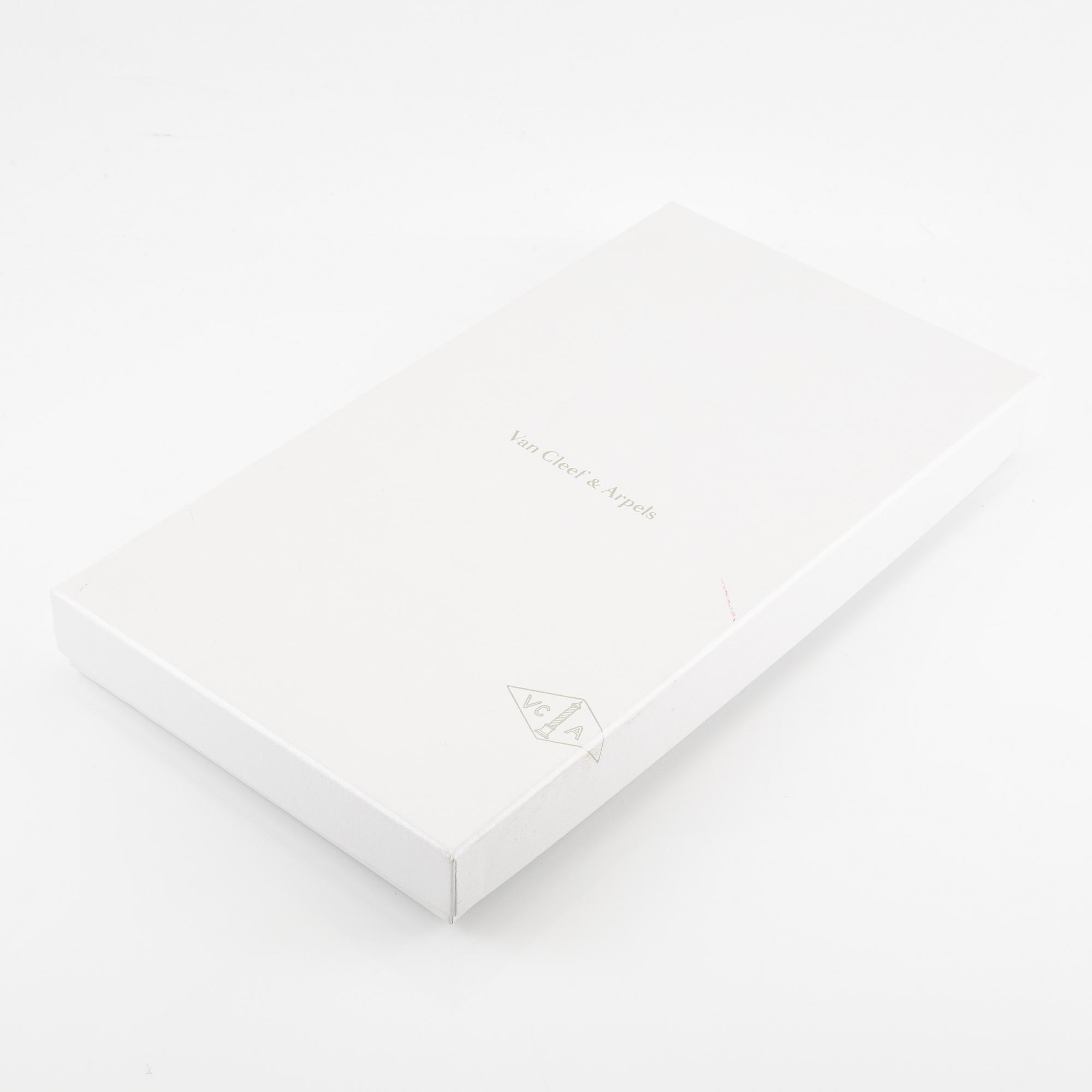 A Van Cleef & Arpels "Alhambra" necklace 18K gold with mother-of-pearl and onyx.