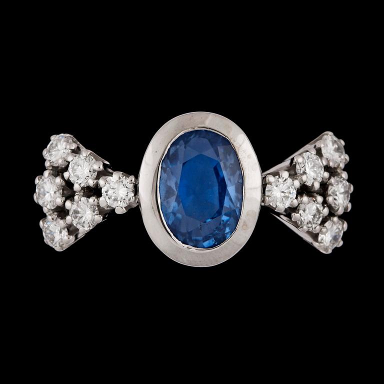 RING, fasettslipad blå safir med briljantslipade diamanter, tot. ca 0.70 ct. Gaudy.