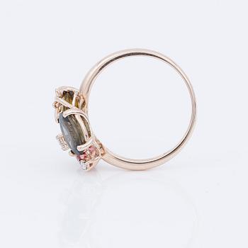 RING, 14K rosaguld med ovalsipade turmaliner och små diamanter. Vikt ca 3,79 g.