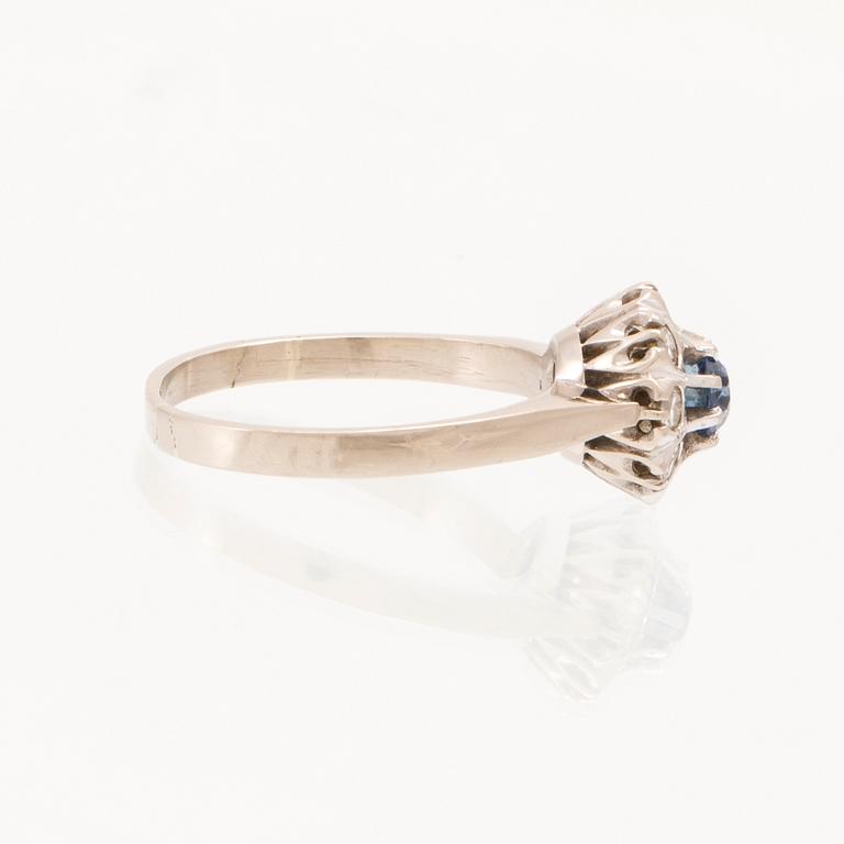Ring Carmosé 18K white gold with round brilliant-cut sapphire and diamonds, K G Markström Uppsala 1975.